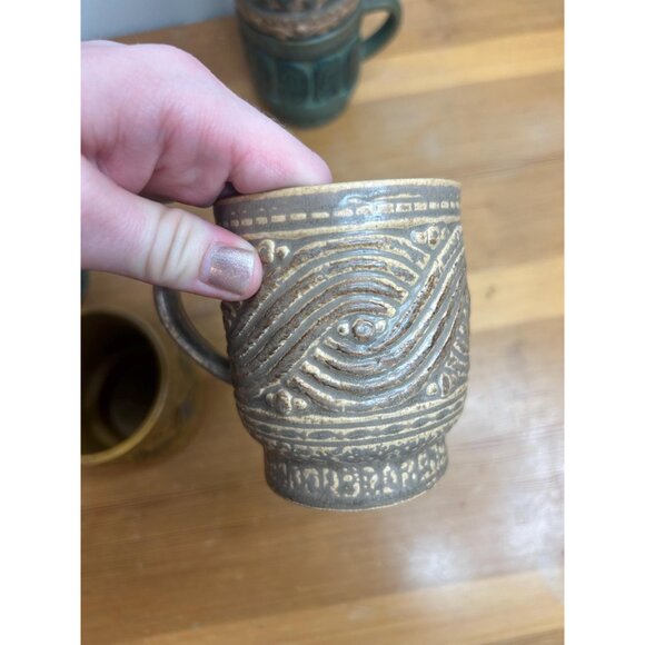 Vintage stoneware mugs cottagecore colourful set of 5 - small flea bites/ chips - Picture 6 of 10